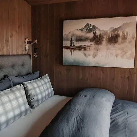 Luxurious Tree Top Cabin By The Lake *