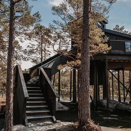 Luxurious Tree Top Cabin By The Lake Holiday home *
