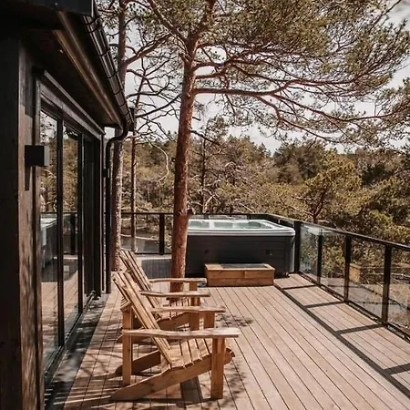 Luxurious Tree Top Cabin By The Lake *